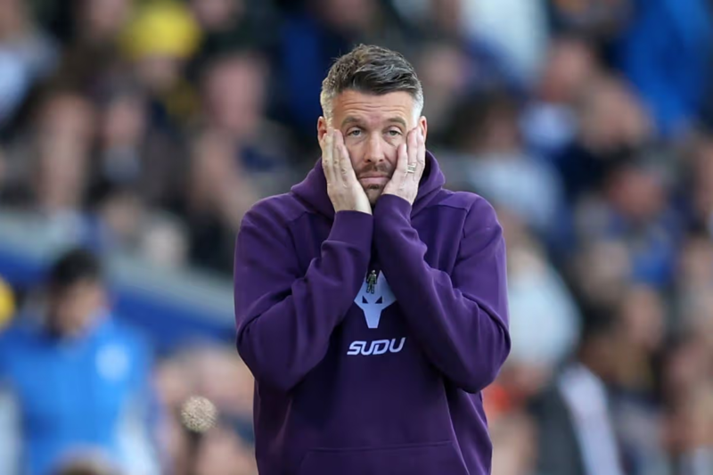 VAR STORM! “Not a Penalty!”Wolves Boss Rob Edwards Slams ‘Clever’ Calvert-Lewin for “Kicking” His Way to a Dodgy Penalty