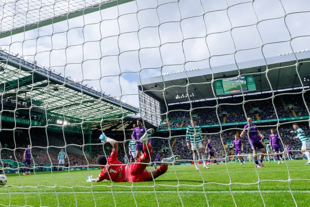 SHOCKING VAR Controversy at Celtic Park as Stephen Robinson Blasts “Unreliable Decisions” After St Mirren Goal Is Ruled Out
